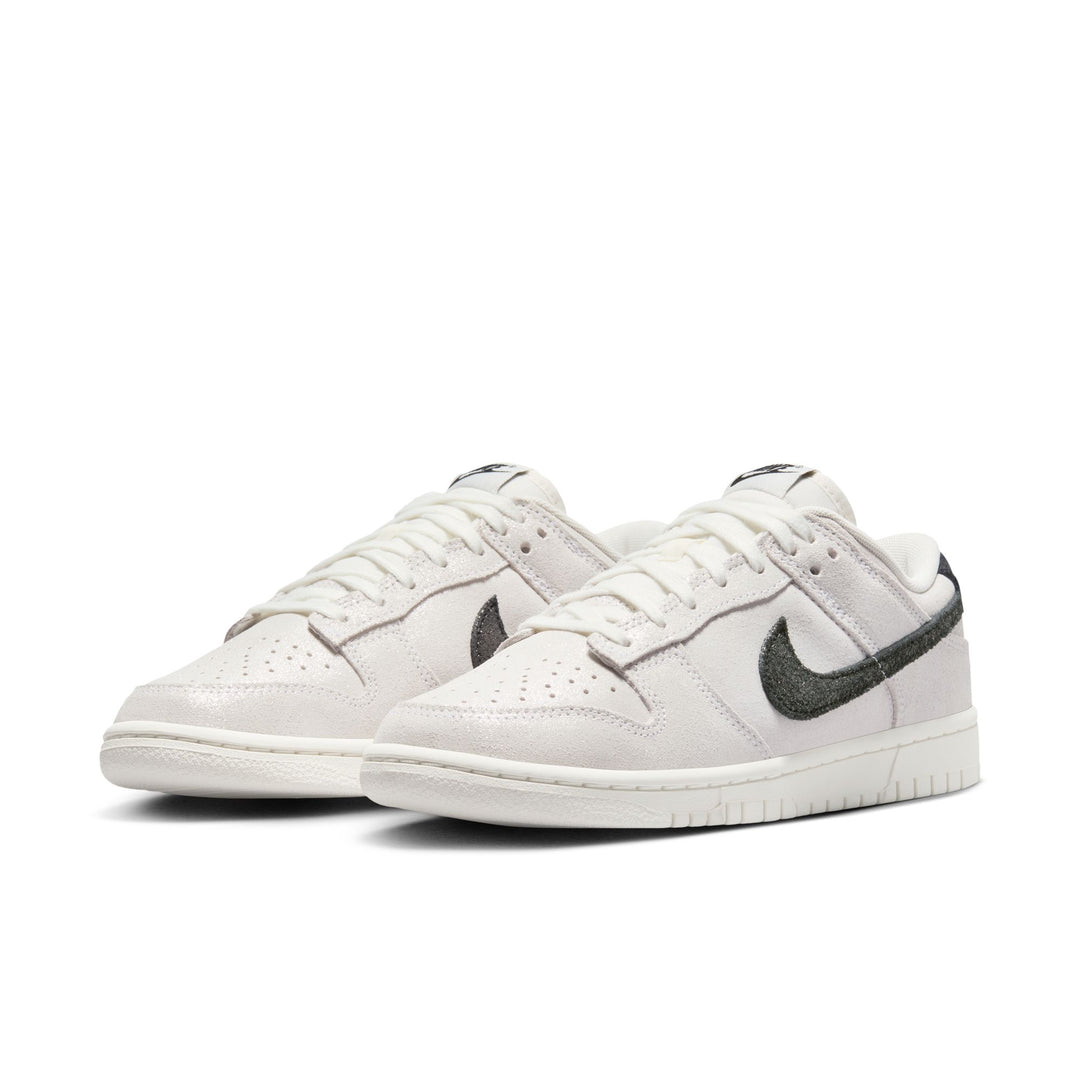 NIKE WOMENS DUNK LOW SE SAIL/BLACK