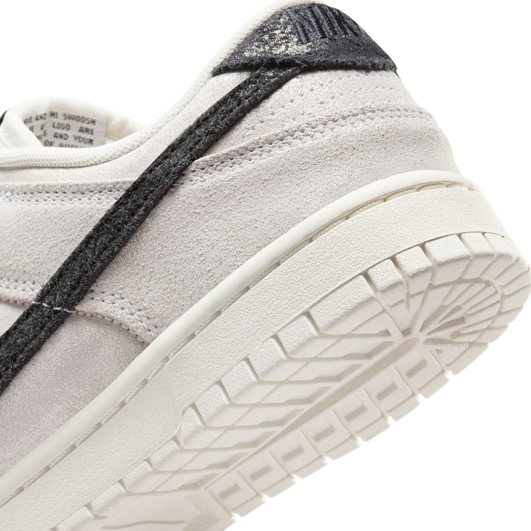 NIKE WOMENS DUNK LOW SE SAIL/BLACK