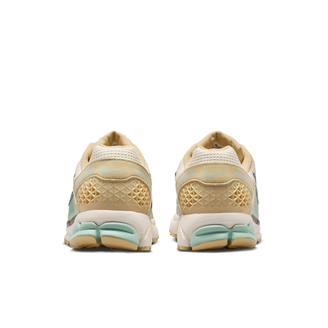 NIKE VOMERO 5 SE IB2987-700 - TEAM GOLD/FAUNA BROWN-PALE IVORY-SEAFOAM