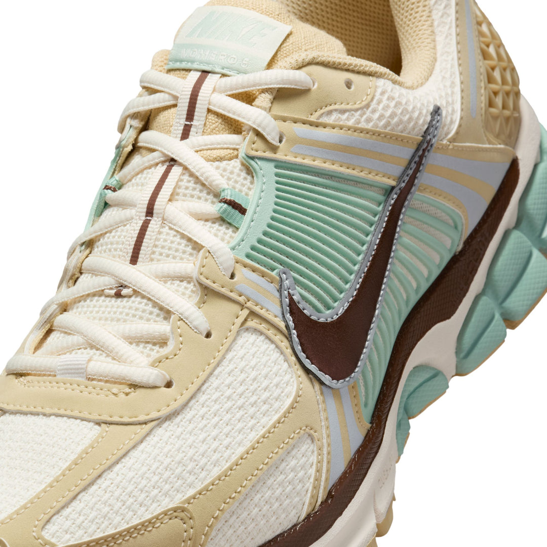 NIKE VOMERO 5 SE IB2987-700 - TEAM GOLD/FAUNA BROWN-PALE IVORY-SEAFOAM