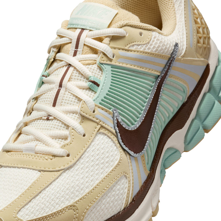 NIKE VOMERO 5 SE IB2987-700 - TEAM GOLD/FAUNA BROWN-PALE IVORY-SEAFOAM