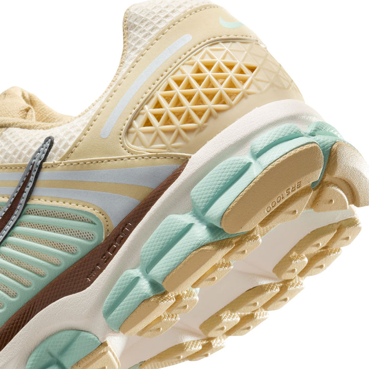 NIKE VOMERO 5 SE IB2987-700 - TEAM GOLD/FAUNA BROWN-PALE IVORY-SEAFOAM