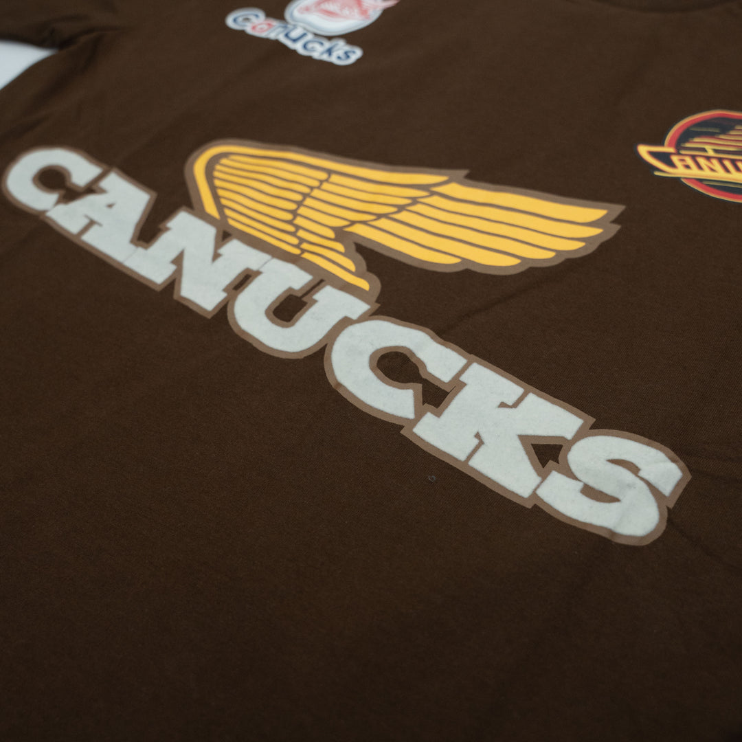 MITCHELL & NESS NHL CANUCKS JAPAN WINGS TEE - BROWN