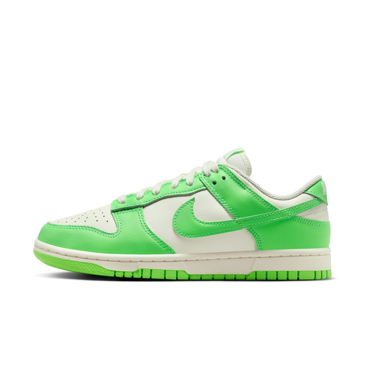 NIKE WOMENS DUNK LOW "GREEN STRIKE"