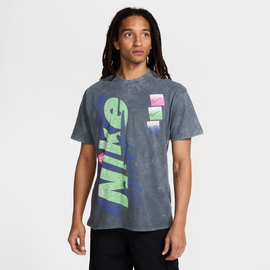 NIKE NSW M90'S TEE HV9805-060 - ANTHRACITE – Dipt® Kicks