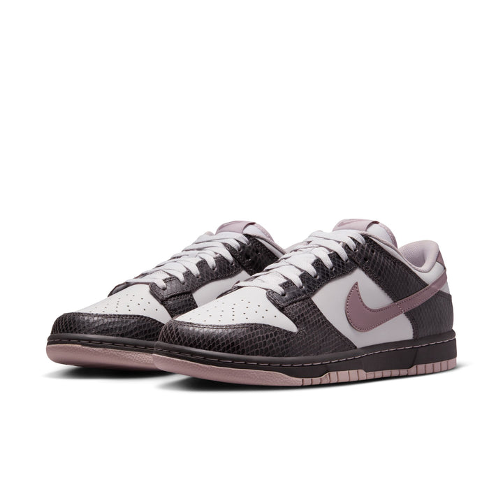 NIKE DUNK LOW SE HV6932-299 "MEDIUM ASH VIOLET SNAKESKIN" - MEDIUM ASH/TAUPE GREY/VAST GREY/PLATINUM TINT