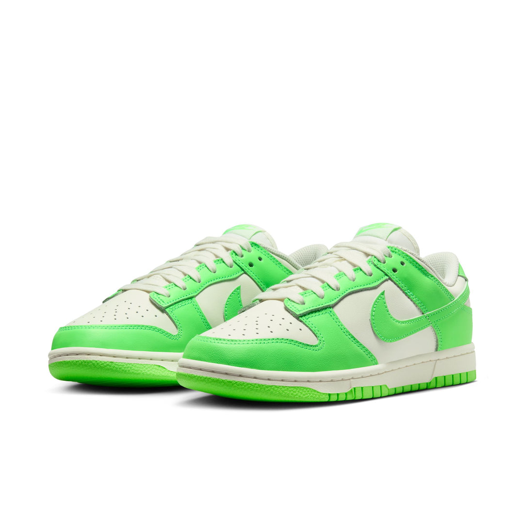 NIKE WOMENS DUNK LOW "GREEN STRIKE"