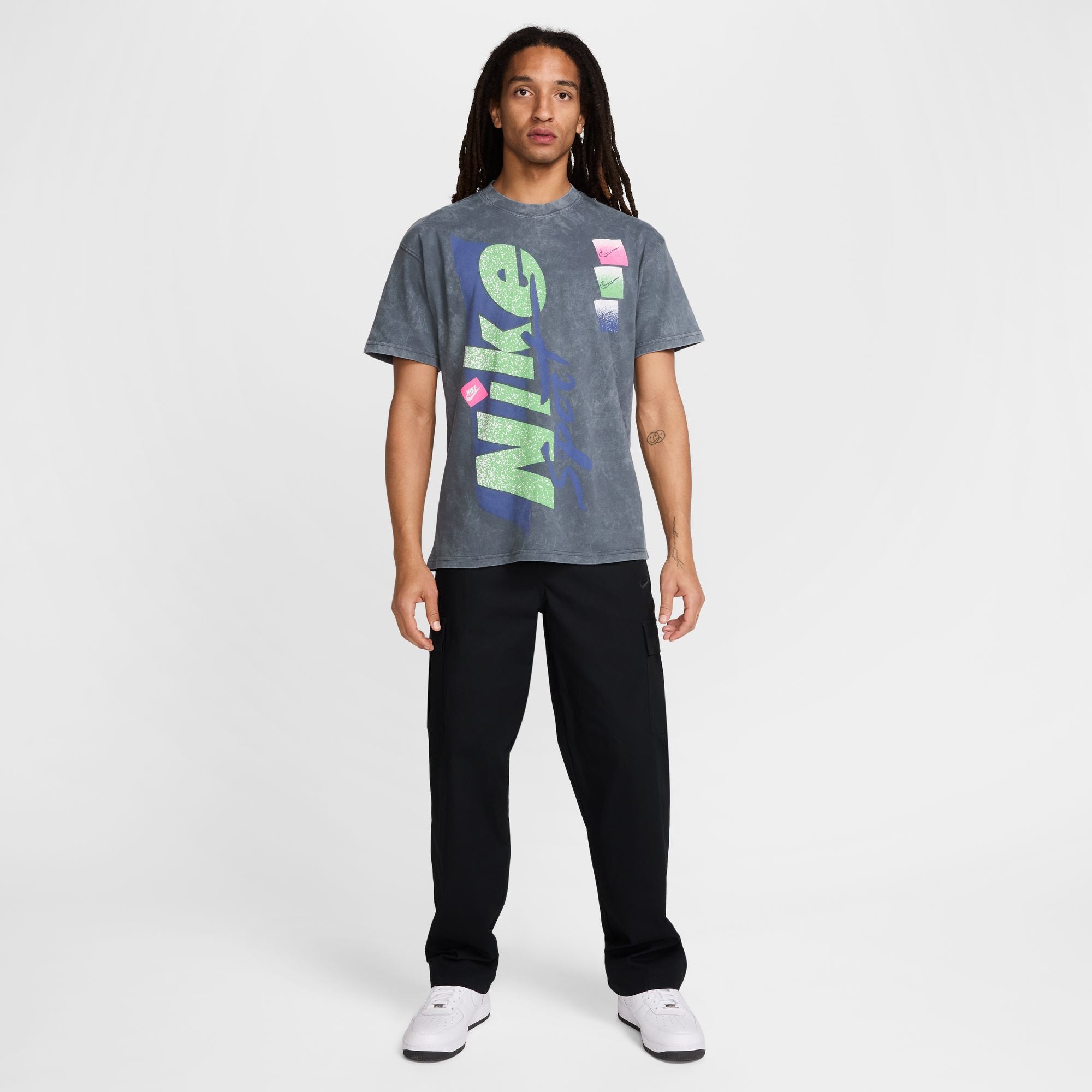 NIKE NSW M90'S TEE HV9805-060 - ANTHRACITE – Dipt® Kicks
