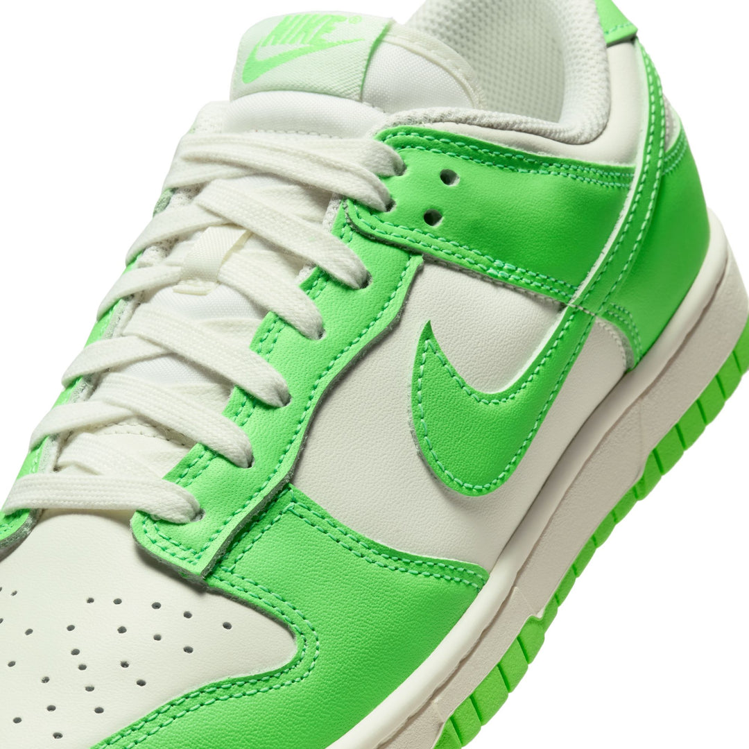 NIKE WOMENS DUNK LOW "GREEN STRIKE"