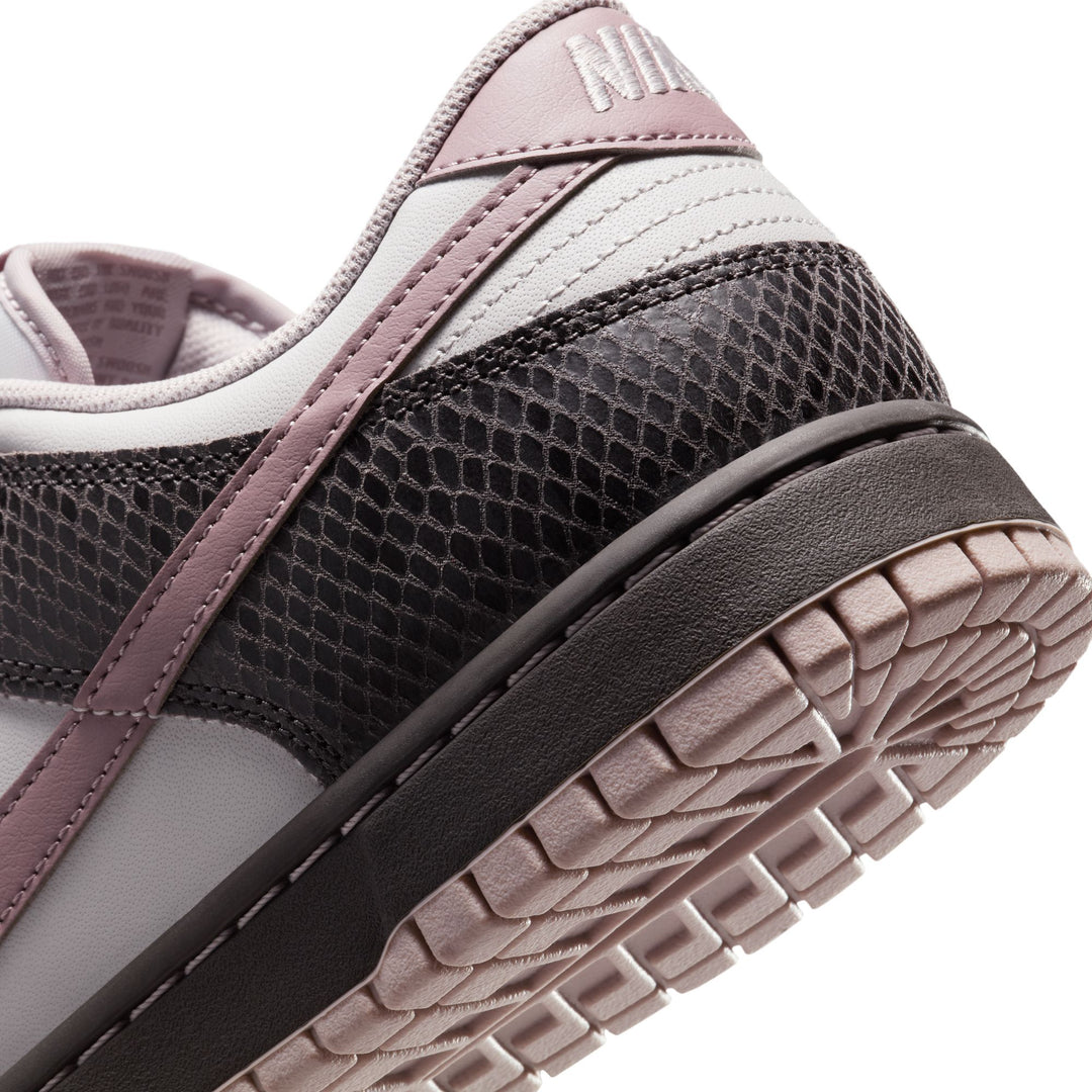 NIKE DUNK LOW SE HV6932-299 "MEDIUM ASH VIOLET SNAKESKIN" - MEDIUM ASH/TAUPE GREY/VAST GREY/PLATINUM TINT