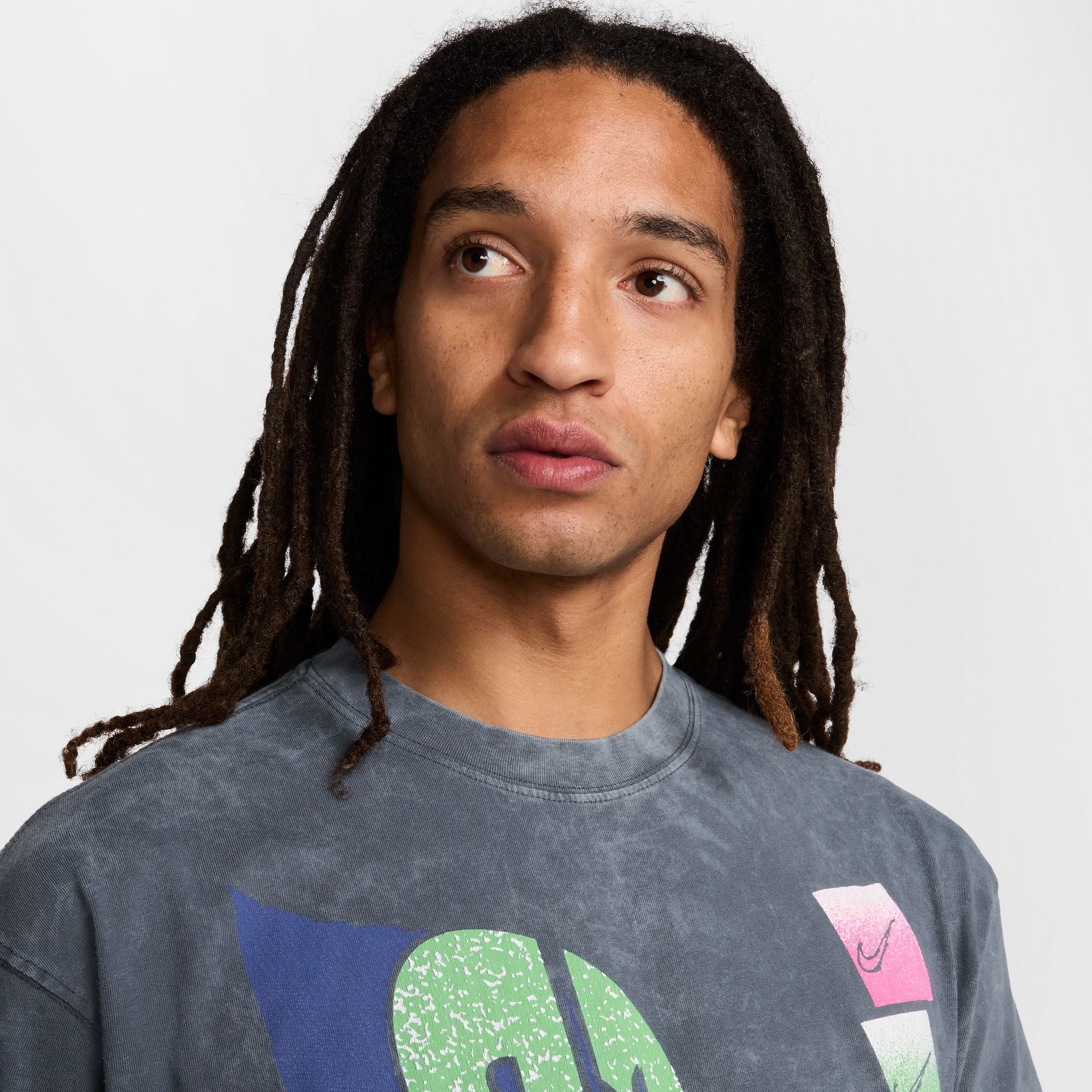 NIKE NSW M90'S TEE HV9805-060 - ANTHRACITE – Dipt® Kicks