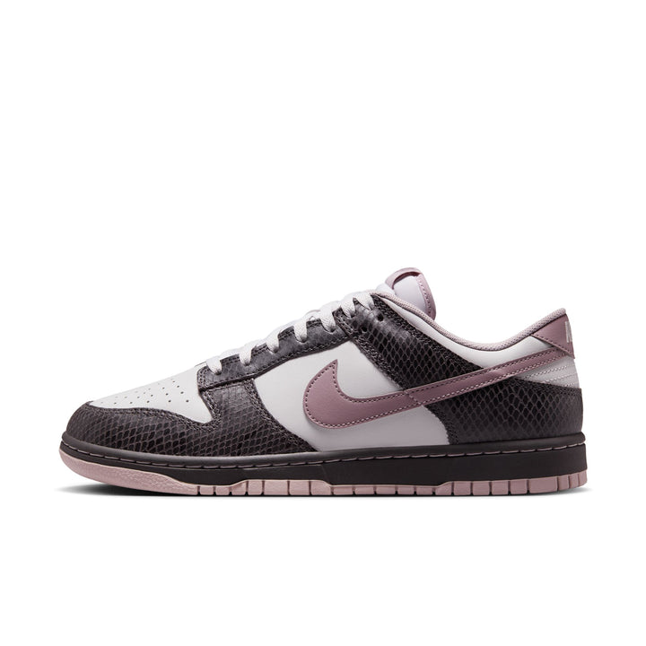 NIKE DUNK LOW SE HV6932-299 "MEDIUM ASH VIOLET SNAKESKIN" - MEDIUM ASH/TAUPE GREY/VAST GREY/PLATINUM TINT