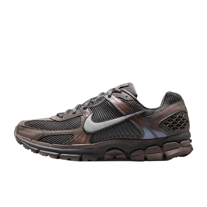 NIKE ZOOM VOMERO 5 HF5493-201 - CAVE STONE/METALLIC SILVER-MULTI-COLOR