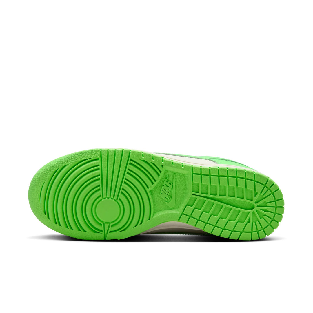 NIKE WOMENS DUNK LOW "GREEN STRIKE"