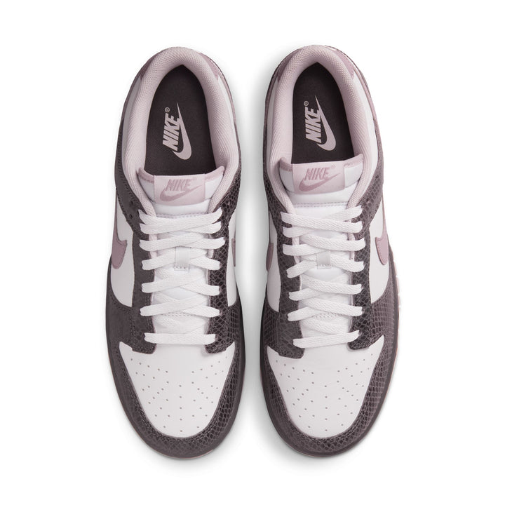 NIKE DUNK LOW SE HV6932-299 "MEDIUM ASH VIOLET SNAKESKIN" - MEDIUM ASH/TAUPE GREY/VAST GREY/PLATINUM TINT
