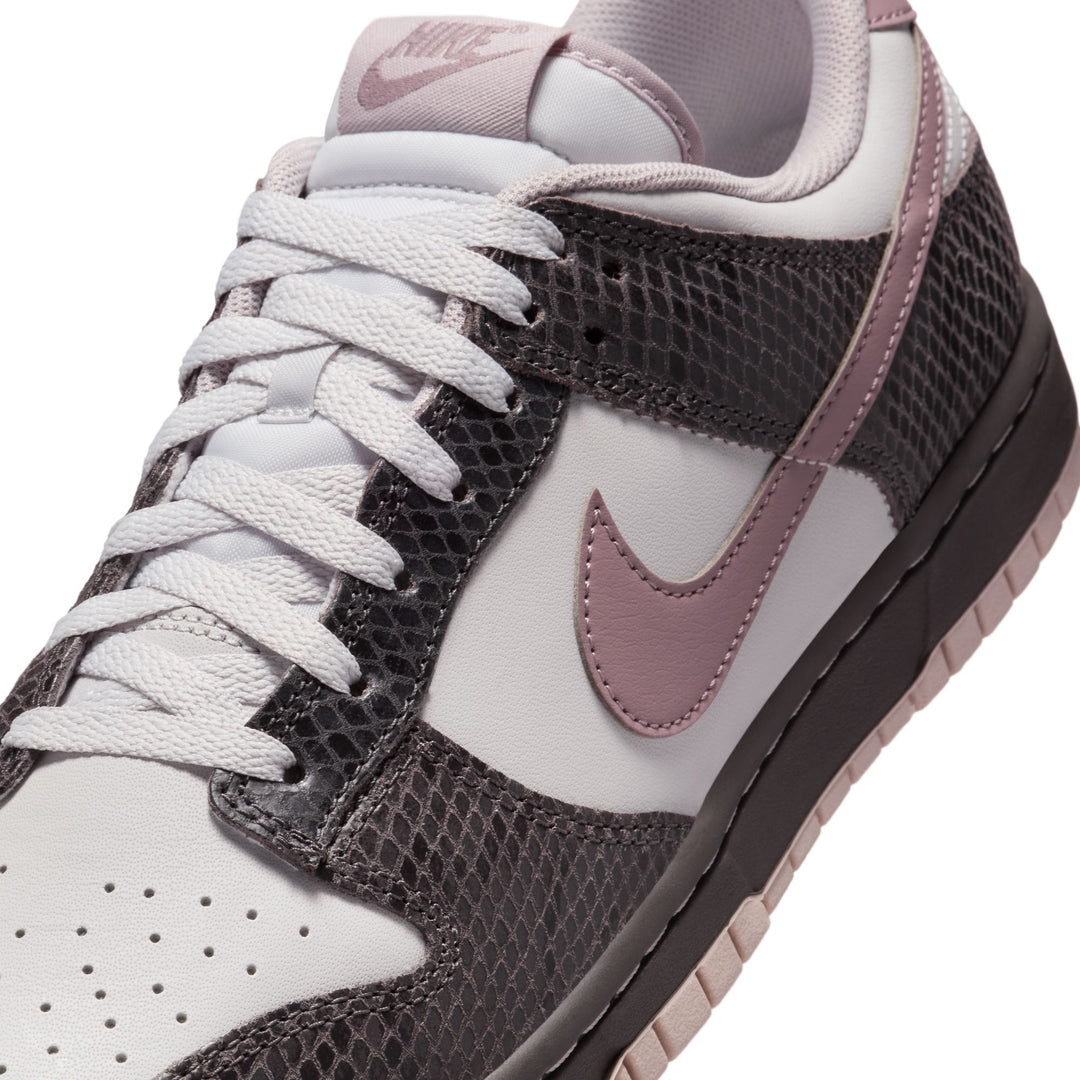 NIKE DUNK LOW SE HV6932-299 "MEDIUM ASH VIOLET SNAKESKIN" - MEDIUM ASH/TAUPE GREY/VAST GREY/PLATINUM TINT