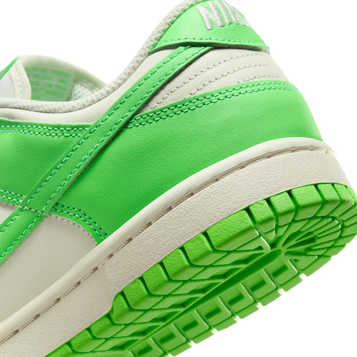 NIKE WOMENS DUNK LOW "GREEN STRIKE"